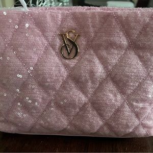 VICTORIA'S SECRET
Sequin Cosmetic Clutch